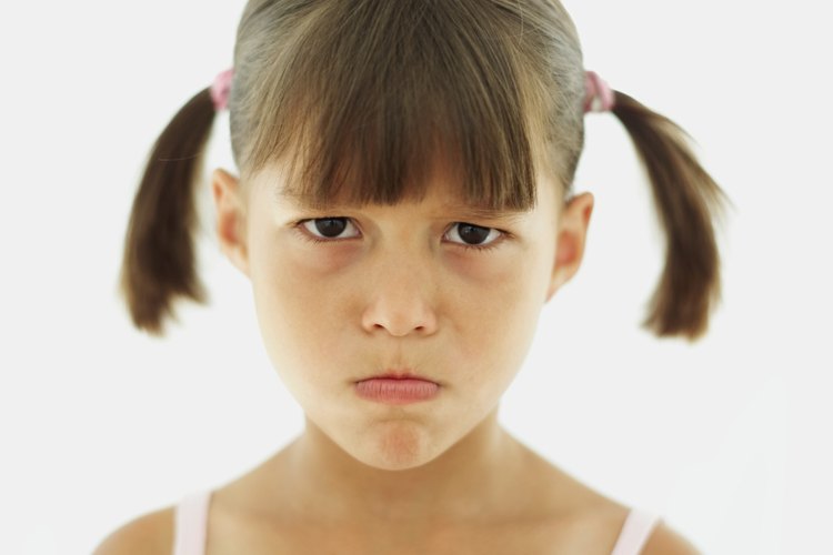 Tal vez tu hijo se comporte de forma desafiante e ignore tus reglas.