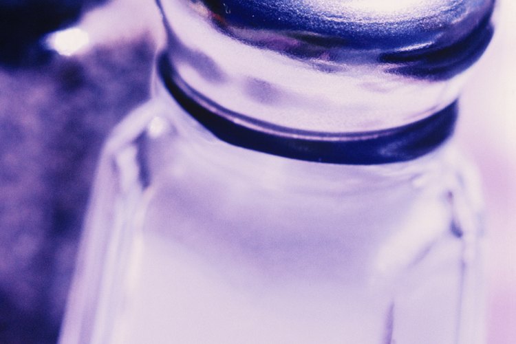 La sal es una alternativa muy práctica para remover varios tipos de manchas.