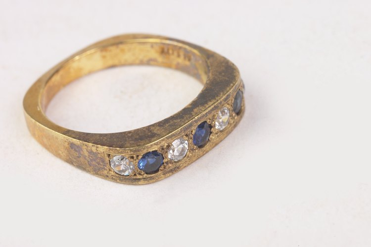 Las joyas de fantasía están comúnmente hechas de piedras, madera, huesos, placas de plata, cobre, plástico y vidrio.