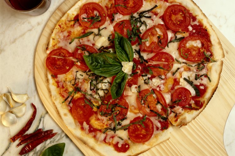 Una pizza cocida en un horno de pizza caliente derrite el queso uniformemente, quedando éste ligeramente dorado.