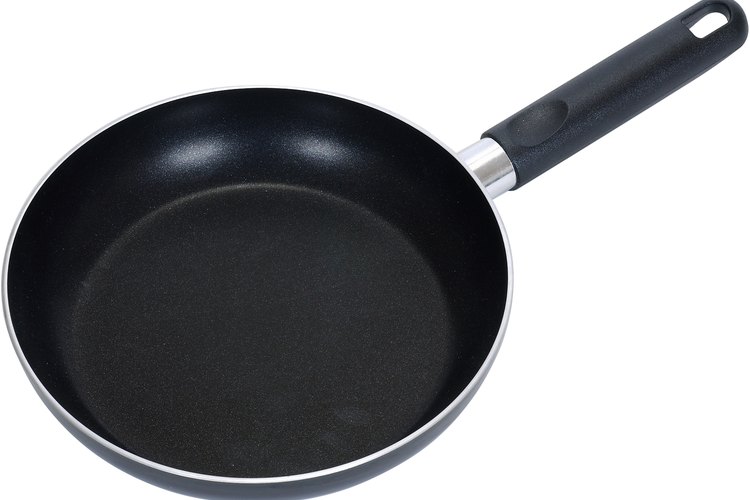 Los restos de comida quemada pueden causar que el recubrimiento antiadherente de teflón se salga.