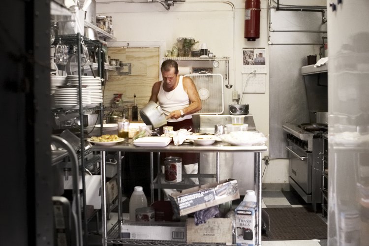 Las cocinas comerciales tienen sus equipos organizados en grupos para lograr mayor eficiencia.