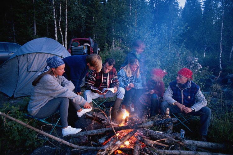 Atrévete a dejar las comodidades en casa y sumérjete en la naturaleza acampando en el bosque.