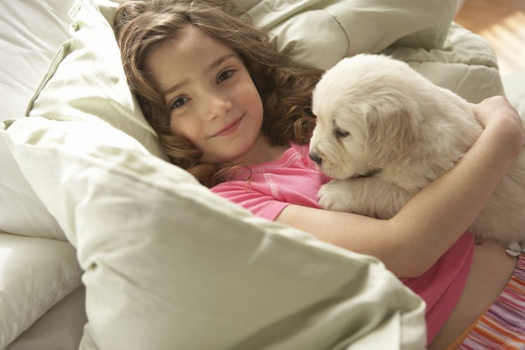 Una niña feliz con su cachorro nuevo.