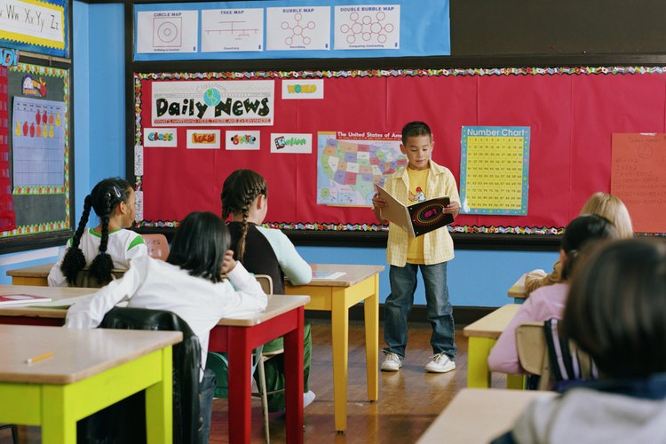 La mayoría de los distritos escolares comienzan el proceso de adaptación curricular mediante la formación de un equipo de plan de estudios.