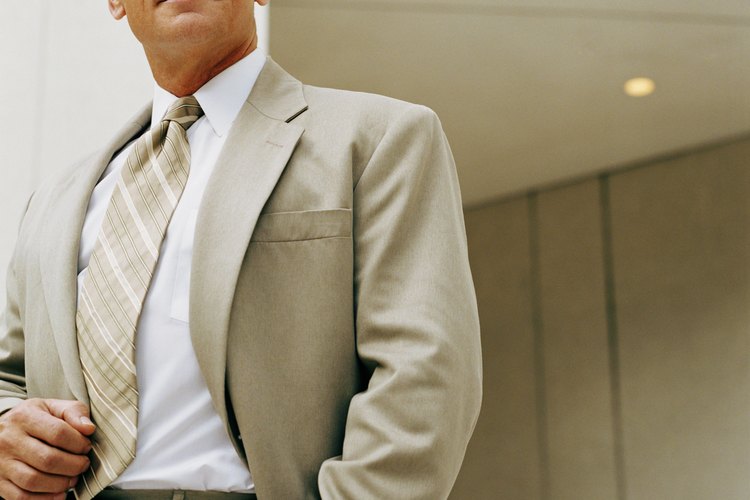 Un traje beige es apropiado para bodas casuales y de día.