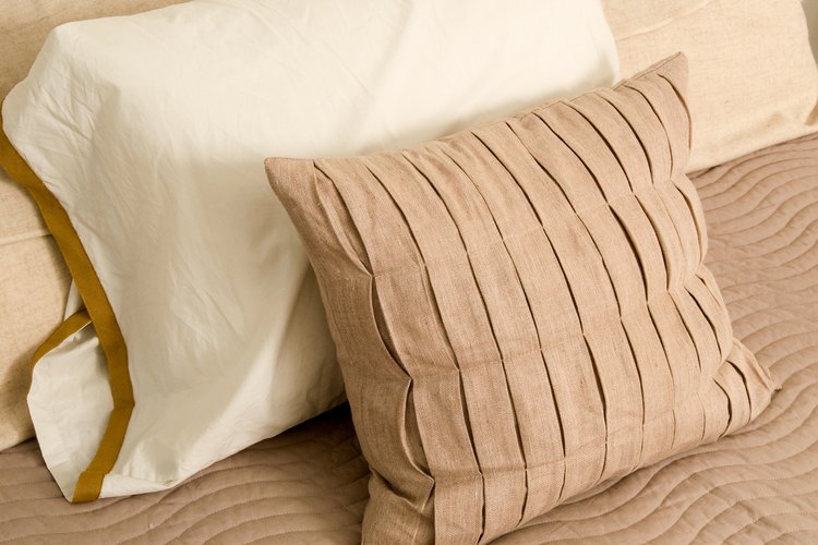 Usa pequeñas almohadas decorativas para acentuar la decoración de la habitación.