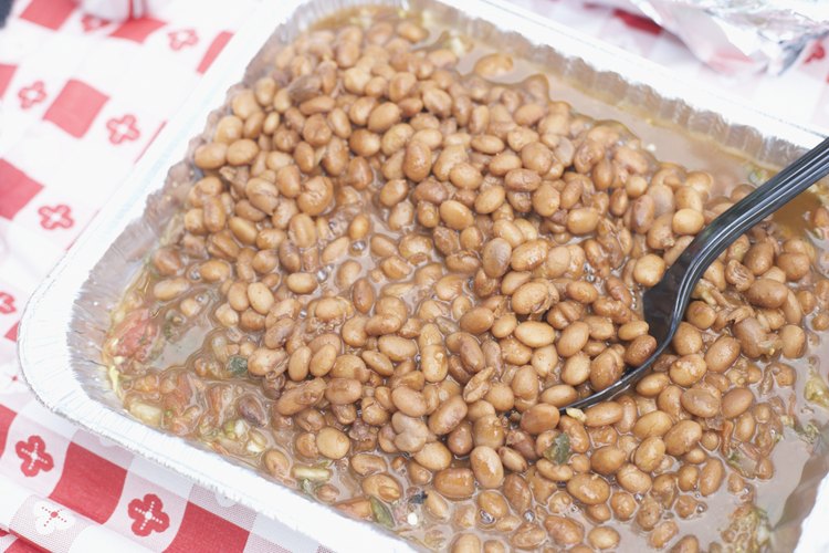 Los frijoles horneados son un favorito de la barbacoa.