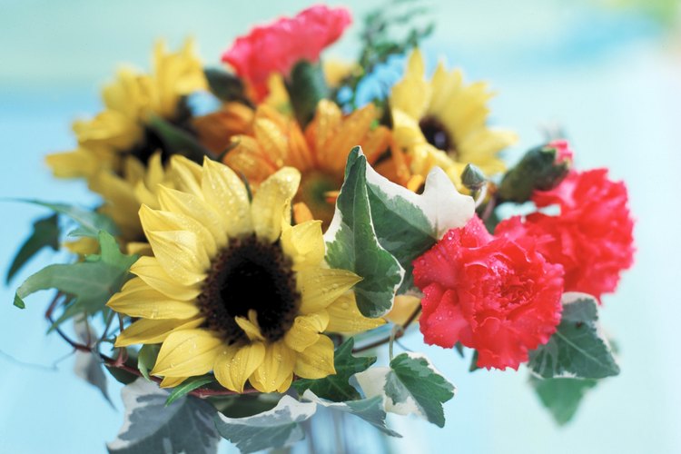 Añade color y textura usando diferentes flores con los girasoles.