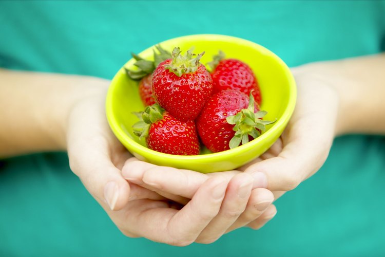 Cuanto más rápido el sol entibie el suelo en la primavera, mientras más pronto disfrutarás de las fresas recién recogidas.