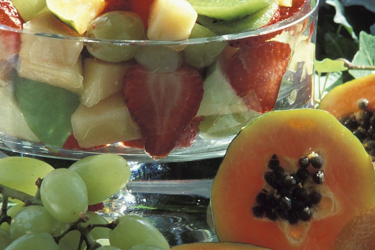 La papaya es una gran adición a una ensalada de frutas.