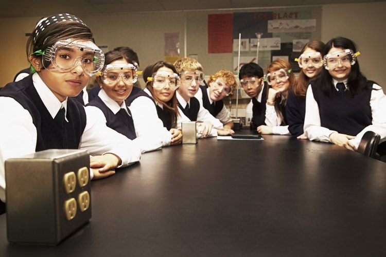 Estudiantes en un laboratorio de ciencias.