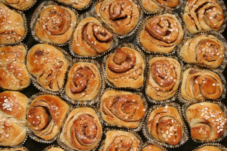 Los rollos de canela son dulces y acaramelados.