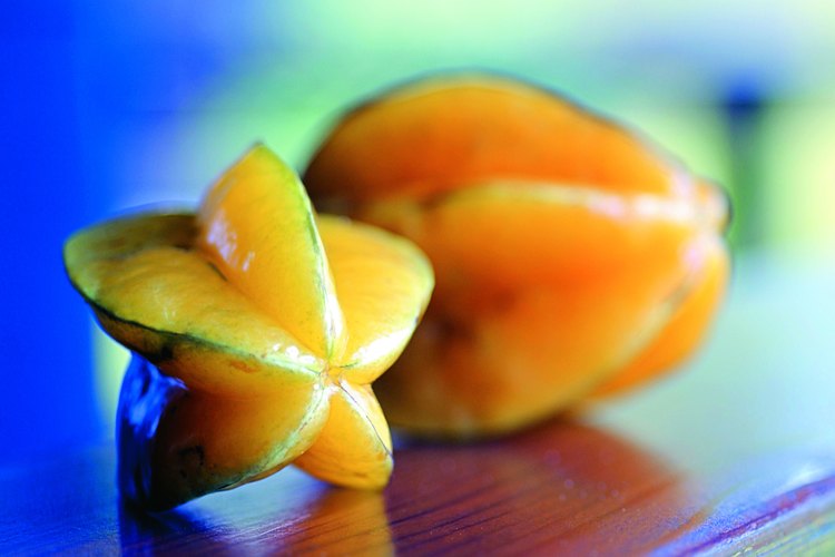 Cuando la cortas a lo largo del mitad, la forma de esta fruta se asemeja a una estrella.