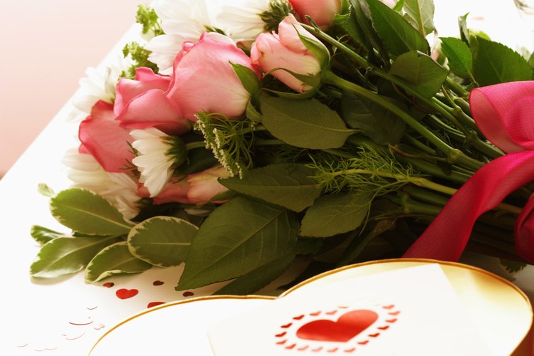 Sorpréndela con flores y chocolate de un admirador secreto.