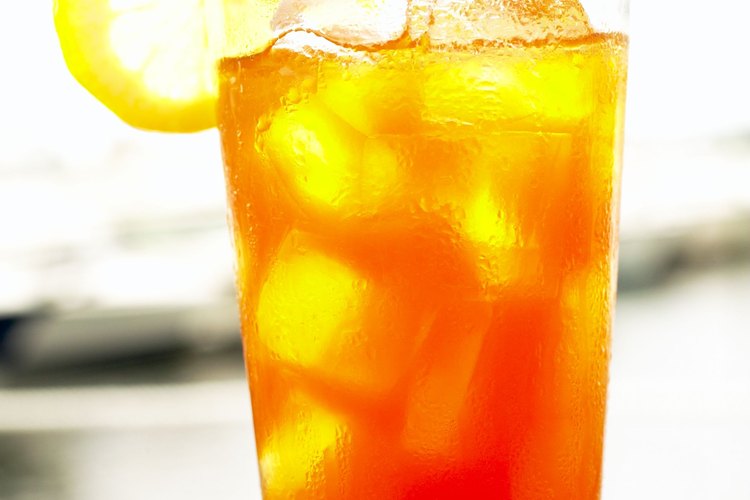 Añade una rodaja de limón a tu vaso de té de durazno helado.