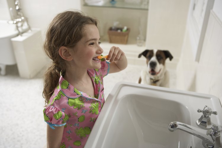 Muéstrale a los niños la cantidad correcta de pasta dentífrica que deben usar.