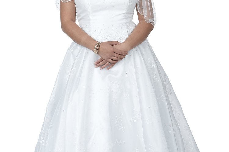 Las novias que se casan por medio de bodas de iglesia normalmente usan vestidos de novia.