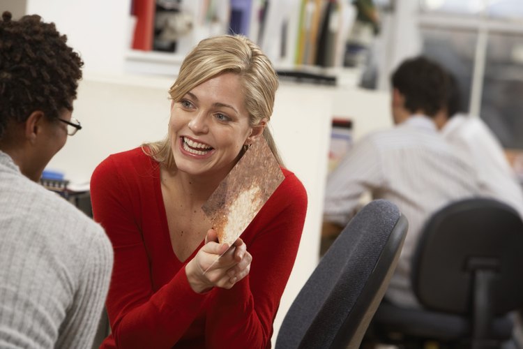 Mujer abriendo una tarjeta en el trabajo
