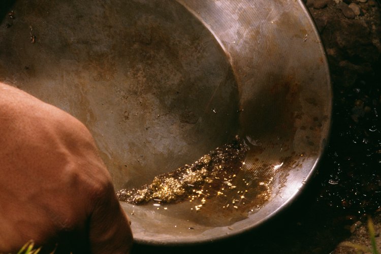 El oro es cuatro veces más pesado que la arena negra.