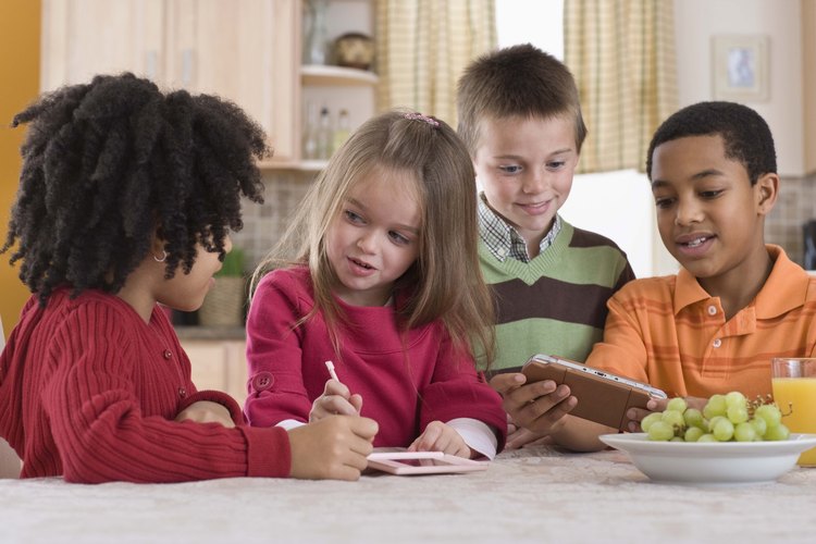 Puedes enseñar a los niños acerca de compartir a través de juegos bíblicos.
