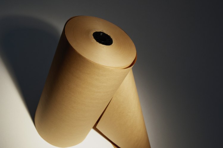 Con la misma técnica aplica dos o tres capas de papel de seda café.