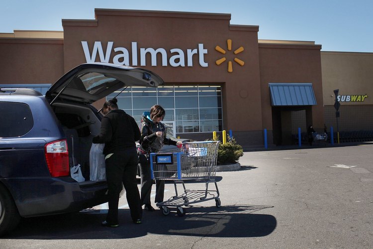 Wal-Mart (walmart.com) es un gran lugar para encontrar aparatos para la vivienda de bajo costo, incluyendo ventiladores de caja.
