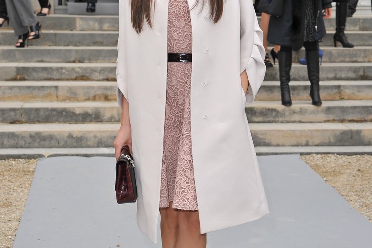 Mila Kunis mantiene su abrigo simple y elegante a la rodilla en la exhibición otoño/invierno de Christian Dior en Paris, Francia.