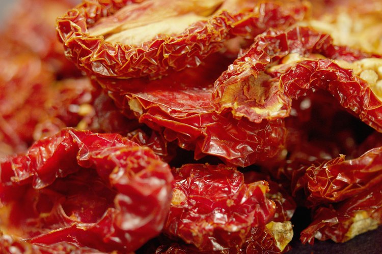 Secar tomates extras en el horno.