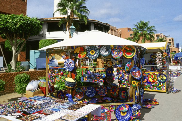 Las calaveras de azúcar se venden en los puestos del mercado durante las celebraciones del Día de los Muertos.