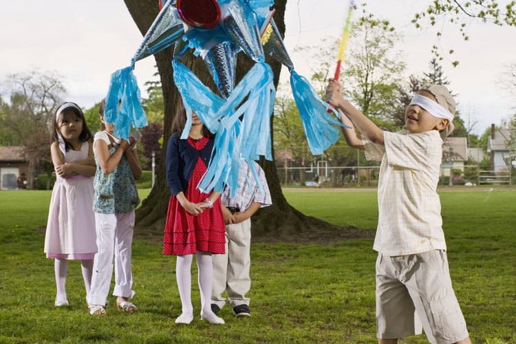 Las piñatas son una gran adición a cualquier tipo de fiestas, y hacerlas puede ser un buen proyecto de manualidades también.