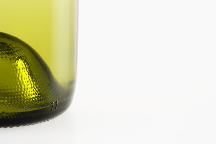 Una botella de vidrio puede ser el comienzo de un pequeño jardín.