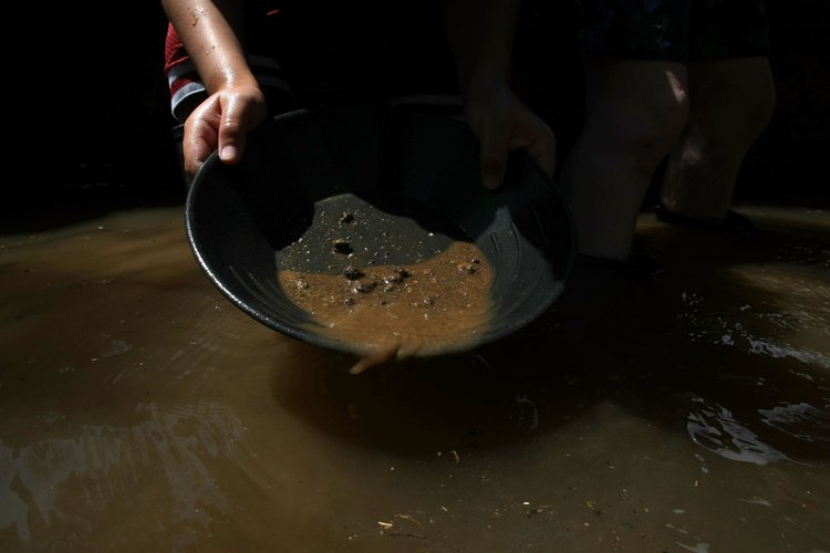 Los turistas aún pueden buscar oro en algunas de las minas de oro antiguas de Georgia.