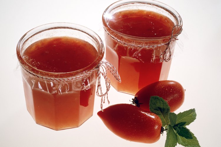 Una salpicadura de jugo de tomate puede resultar en manchas permanentes en la ropa si no se trata apropiadamente.
