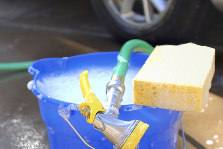 Una solución de algún jabón o champú especial limpiará el exterior de tu coche así como las superficies interiores, incluyendo los tapetes del piso.