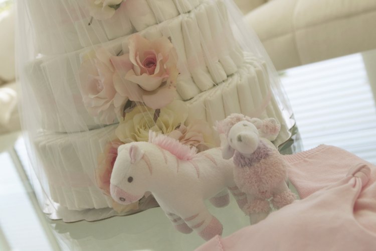 Un pastel de pañales es una gran decoración que se convierte en regalo.