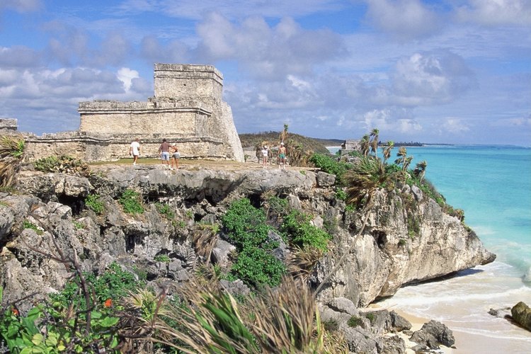 Tulúm es un poblado del lado continental de la península de Yucatán (frente a Cozumel) que tiene interesantes ruinas de la cultura Maya.