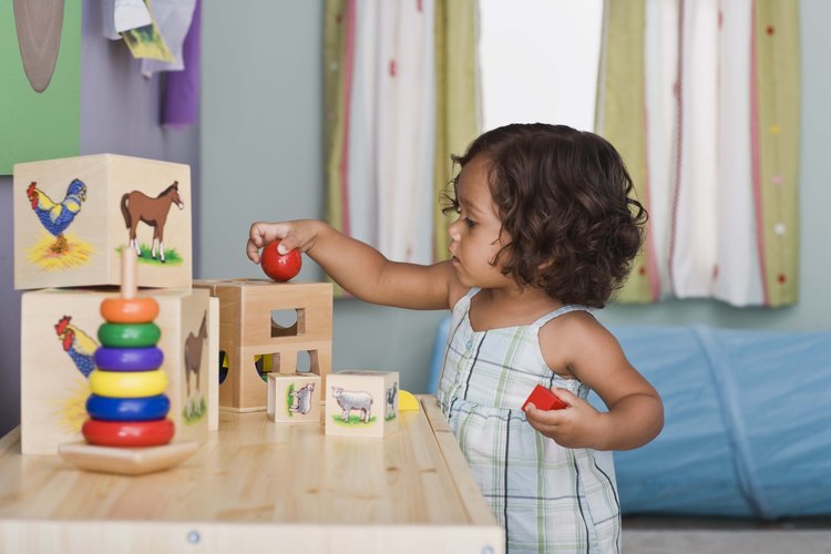 Las pistas de la búsqueda tesoro para los niños pequeños deben ser sencillas.