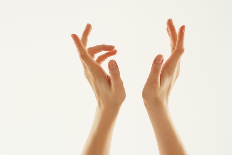 Aprende cómo tratar las manos secas con un remedio casero.