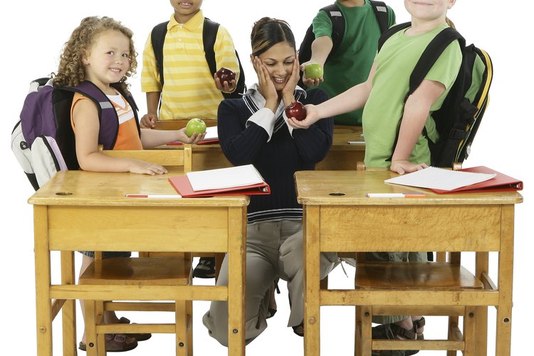 Maestros de escuelas públicas de California manejan estudiantes de todas las edades.