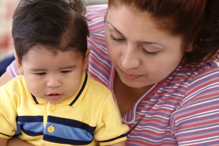 Lee con tu niño pequeño tan a menudo como sea posible.