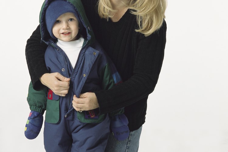Tu hijo de 2 años podría estar listo para vestirse solo.