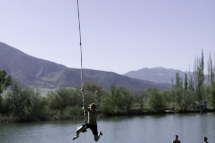 Si quieres ir más allá que solo un viaje, puedes encontrar un grupo para saltar en bungee.