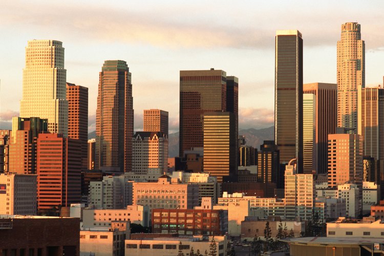 Los adolescentes que viven en Los Angeles disponen de muchas cosas que pueden hacer durante el verano, desde trabajo voluntario hasta diversión en el agua.