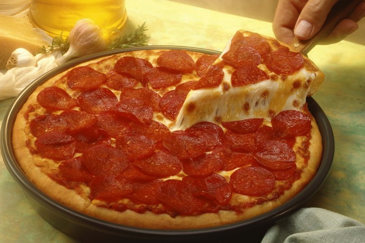 Cocina la masa de la pizza por cinco minutos antes de añadir los aderezos.