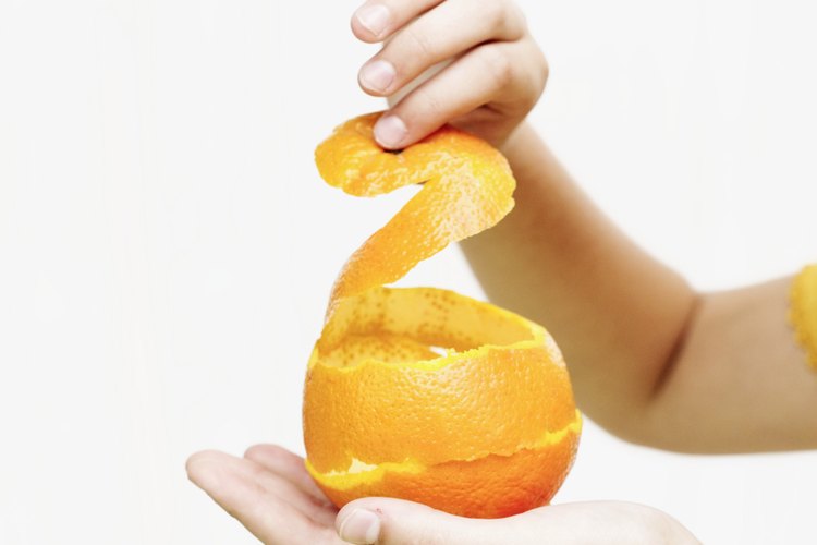 Haz aceite de naranja casero con cáscaras de naranja.