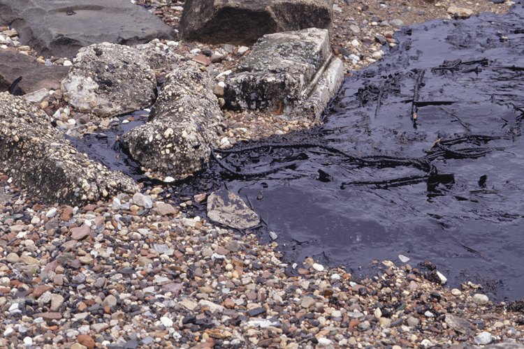 El aceite flota en agua de mar porque tiene una gravedad específica de mucho menor medida.