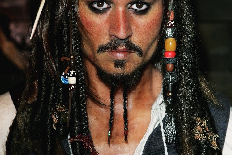 Inspírate en el estilo de peinado del Capitán Jack Sparrow de Disney para tu propio disfraz de pirata.