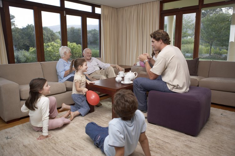 La comunicación efectiva es esencial para desarrollar un buen ambiente en la familia.