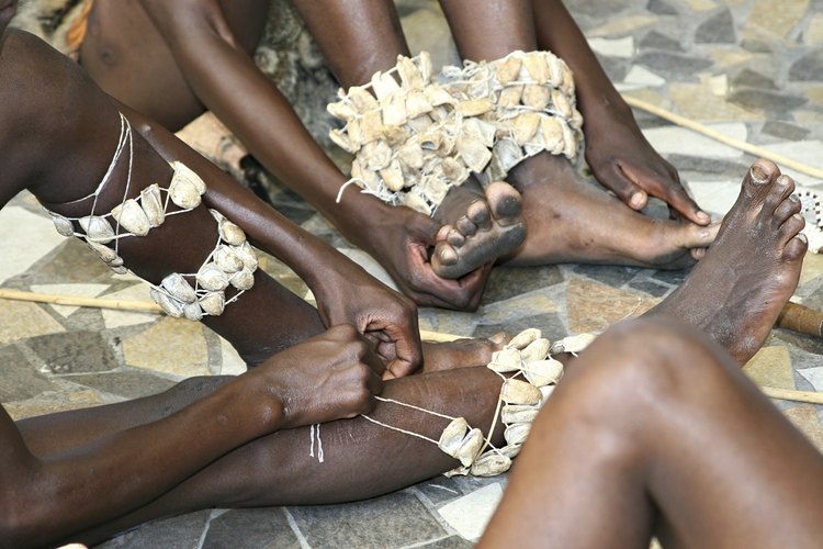 Mujeres colocándose accesorios para el baile tribal.